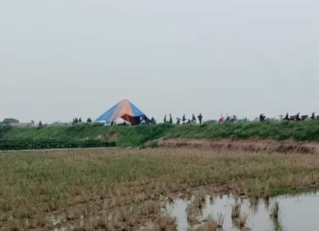  Khu vực bờ đê sông Thái Bình, nơi phát hiện thi thể chị H. bị cháy xém. Ảnh: Bạn đọc cung cấp 