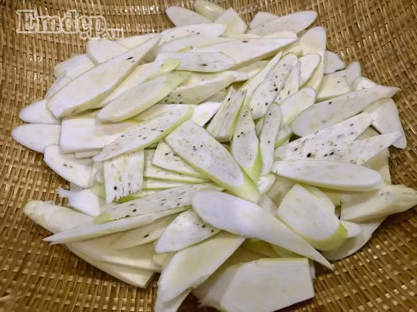 Đối gió với củ niễng xào xúc xích giòn, ngọt khó cưỡng