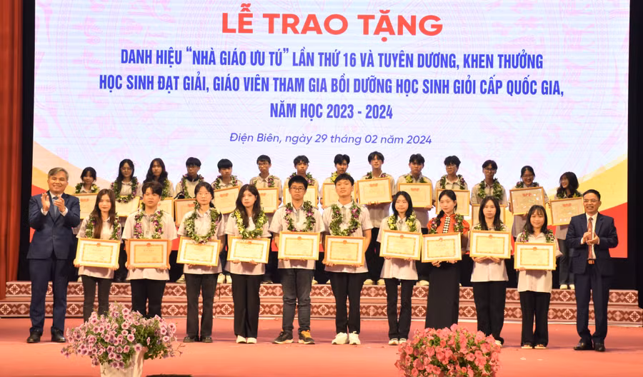 Trao Bằng khen của Chủ tịch UBND tỉnh Điện Biên cho 3 học sinh đạt giải Nhì, 8 học sinh đạt giải Ba.