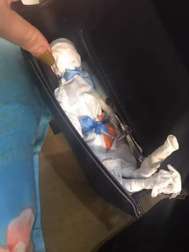 Mở túi xách thấy đồ vật lạ người mẹ suýt la làng thì nhận được câu trả lời từ con gái - Ảnh 1.