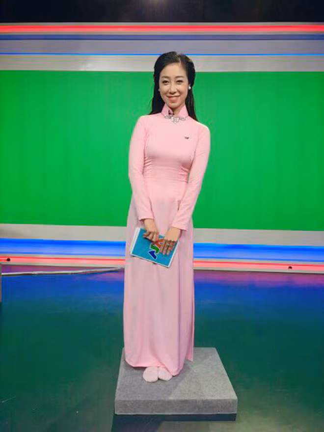 Hậu trường các MC nổi tiếng dẫn trên VTV: Đi chân trần, mặc cả nội y để ghi hình - Ảnh 8.