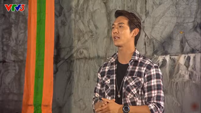 Hậu trường các MC nổi tiếng dẫn trên VTV: Đi chân trần, mặc cả nội y để ghi hình - Ảnh 1.
