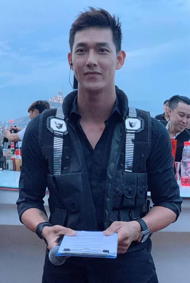 Hậu trường các MC nổi tiếng dẫn trên VTV: Đi chân trần, mặc cả nội y để ghi hình - Ảnh 2.
