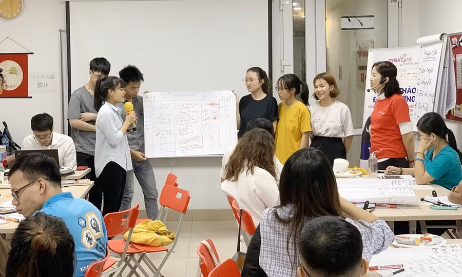 Sinh viên phân theo nhóm và thực hành các bài tập từ huấn luyện viên.