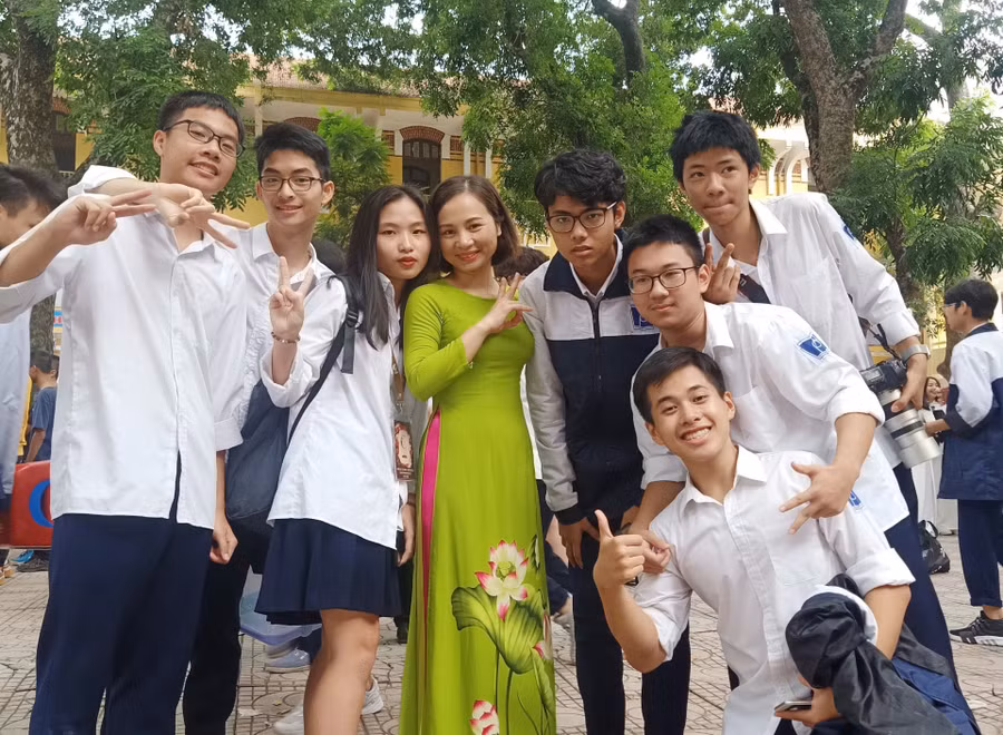 Cô Ngô Thị Thanh Bình bên các em học trò của mình tại Trường THPT Phan Đình Phùng.