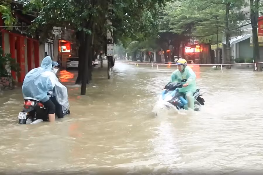 Đường Đinh Công Tráng ngập sâu hơn 50cm khiến các phương tiện đi lại khó khăn. (Ảnh: CTV)
