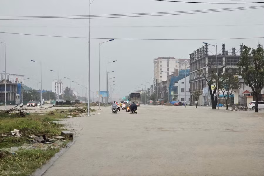 Đường 72m thi công dang dở nhiều năm nay đã trở thành điểm ngập úng thường xuyên trên địa bàn TP Vinh. (Ảnh: CTV)
