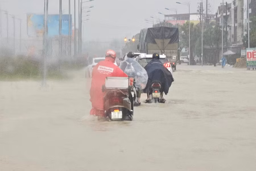 Nhiều xe bị chết máy, người dân phải dắt xe lội nước trên con đường này. (Ảnh: CTV)