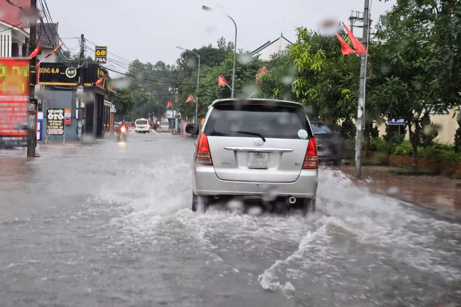 Đường Hoàng Phan Thái bị ngập cục bộ tại nút giao với đại lộ Lê Nin. (Ảnh: Phạm Tâm)