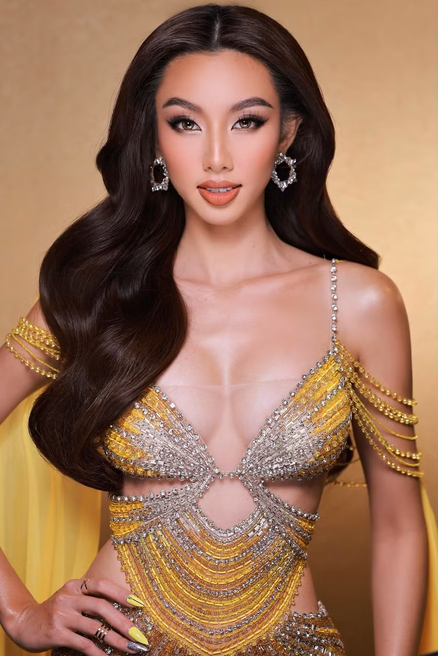 Cô chọn thiết kế cắt xẻ, khoe thân hình bốc lửa với sắc vàng chủ đạo của Miss Grand.