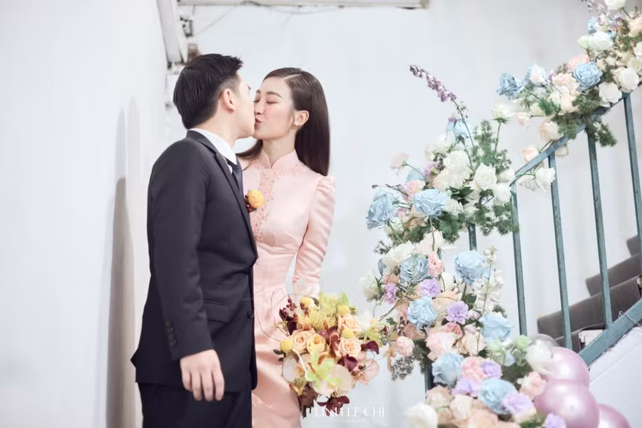 Cả hai trao nhau nụ hôn trước sự reo hò của nhiều người.