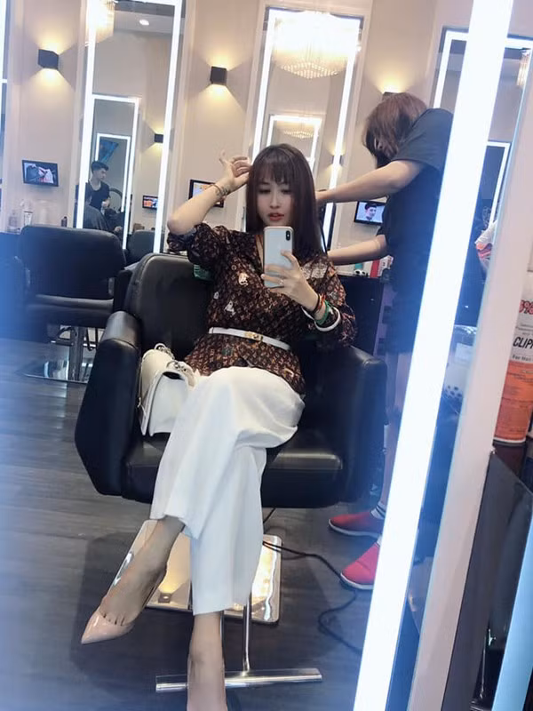 Cuộc sống sang chảnh, ngập trong đồ hiệu của vợ 2 đại gia Minh Nhựa ảnh 13