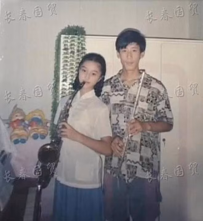 Bất ngờ ảnh thời đi học của Triệu Vy, Huỳnh Hiểu Minh, Phạm Băng Băng... ảnh 8 Bất ngờ với ảnh thời đi học của sao Hoa ngữ: Hồ Ca, Huỳnh Hiểu Minh khác hoàn toàn hiện tại, Chung Hán Lương, Phạm Băng Băng vẫn đẹp xuất sắc từ bé-9