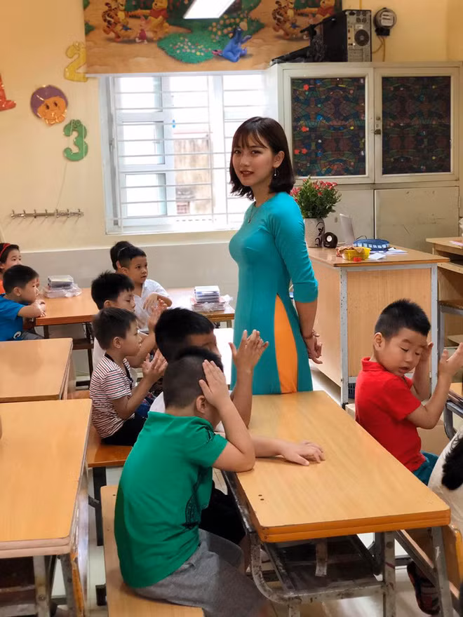 Cô giáo trẻ trong ngày chào đón học trò lớp 1.