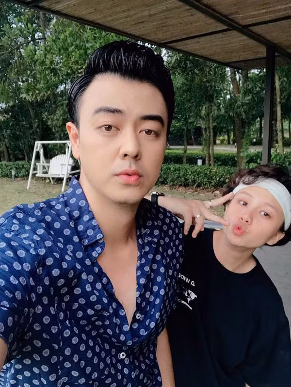 Chân dung gái xinh chen giữa "cặp đôi chim ri" Bảo - Dương trong Về nhà đi con ảnh 1 Xuất hiện gái xinh chen giữa cặp đôi chim ri Bảo Dương, lại còn chụp ảnh thân thiết với bố Quốc ảnh 0