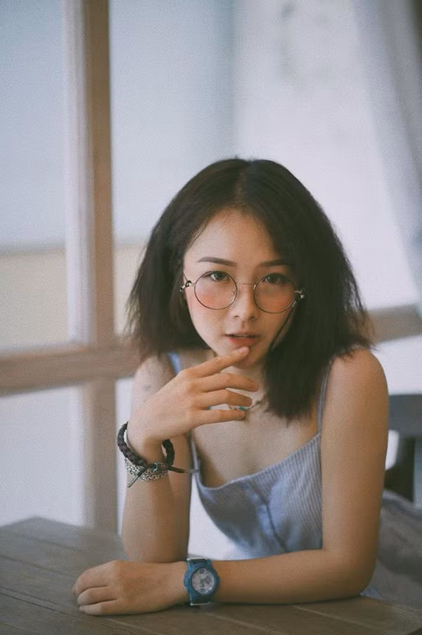 Chân dung gái xinh chen giữa "cặp đôi chim ri" Bảo - Dương trong Về nhà đi con ảnh 11 Xuất hiện gái xinh chen giữa cặp đôi chim ri Bảo Dương, lại còn chụp ảnh thân thiết với bố Quốc ảnh 11