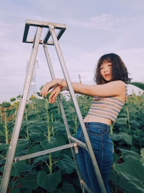 Chân dung gái xinh chen giữa "cặp đôi chim ri" Bảo - Dương trong Về nhà đi con ảnh 7 Xuất hiện gái xinh chen giữa cặp đôi chim ri Bảo Dương, lại còn chụp ảnh thân thiết với bố Quốc ảnh 7