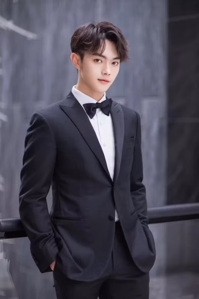 Bất ngờ ảnh thời đi học của Triệu Vy, Huỳnh Hiểu Minh, Phạm Băng Băng... ảnh 21 Bất ngờ với ảnh thời đi học của sao Hoa ngữ: Hồ Ca, Huỳnh Hiểu Minh khác hoàn toàn hiện tại, Chung Hán Lương, Phạm Băng Băng vẫn đẹp xuất sắc từ bé-22