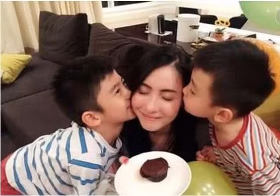 Chi phí học đáng kinh ngạc của công tử, tiểu thư nhà Lưu Đức Hoa, Triệu Vy ảnh 10 Chi phí học đáng kinh ngạc của con sao Hoa Ngữ: Lưu Đức Hoa bỏ ra 210 triệu, tiền xe của con trai Trương Bá Chi đã 34 triệu đồng ảnh 10