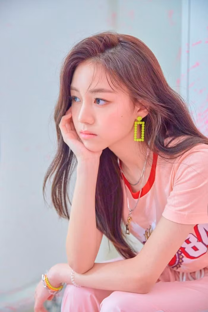 Nhan sắc trong veo của nữ thần tượng nhỏ tuổi nhất Kpop ảnh 4