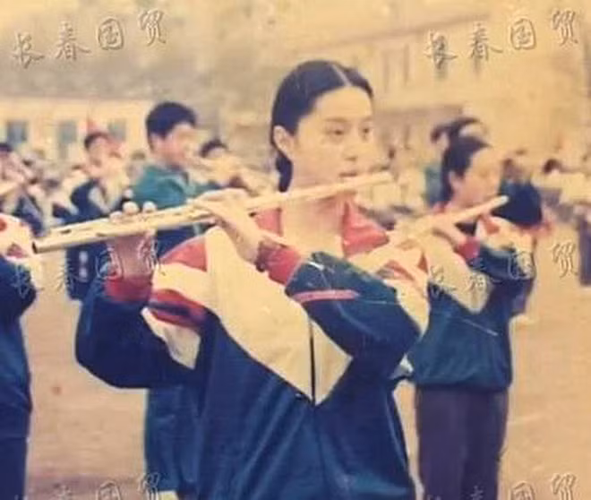 Bất ngờ ảnh thời đi học của Triệu Vy, Huỳnh Hiểu Minh, Phạm Băng Băng... ảnh 9 Bất ngờ với ảnh thời đi học của sao Hoa ngữ: Hồ Ca, Huỳnh Hiểu Minh khác hoàn toàn hiện tại, Chung Hán Lương, Phạm Băng Băng vẫn đẹp xuất sắc từ bé-10
