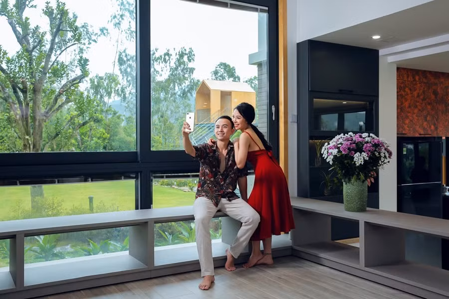 Sau ba năm ly hôn, Dũng "Về nhà đi con" lần đầu công khai tình tứ bạn gái nóng bỏng ảnh 1 Dũng
