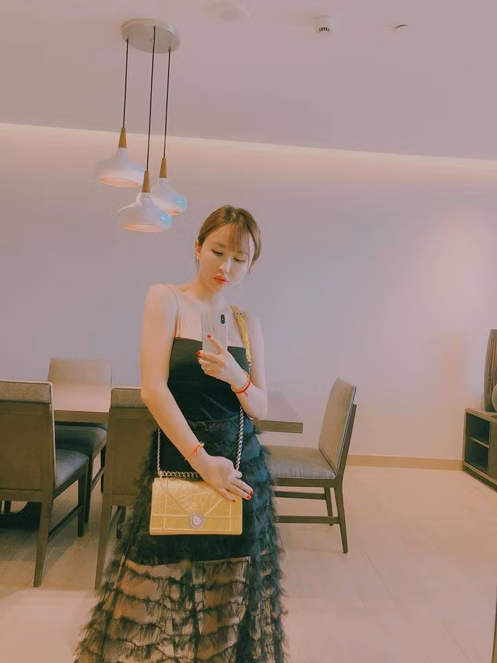 Cuộc sống sang chảnh, ngập trong đồ hiệu của vợ 2 đại gia Minh Nhựa ảnh 12