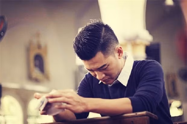 Đá bạn gái nghèo để 1 bước lên tiên, tôi nuốt nước bọt nhìn em cùng người này sánh bước-2