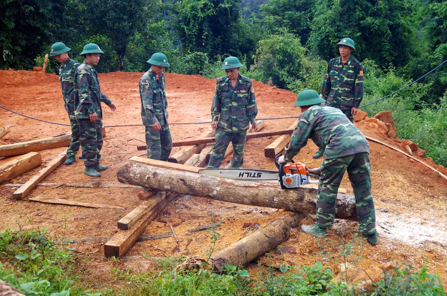 Làm nhà giúp người dân ổn định cuộc sống.