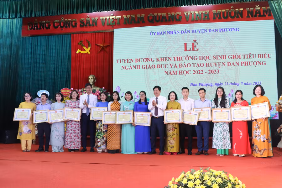 Các giáo viên tiêu biểu được khen thưởng tại buổi lễ. Các giáo viên tiêu biểu được khen thưởng tại buổi lễ.