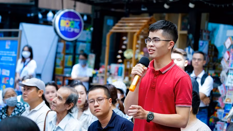 Một độc giả hỏi và trao đổi về quyển sách