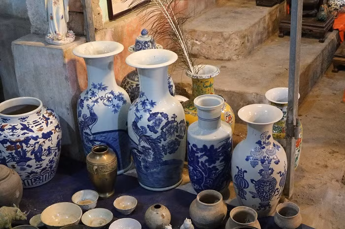 Gốm sứ cổ giá tiền tỉ khoe dáng tại chợ Viềng ảnh 5