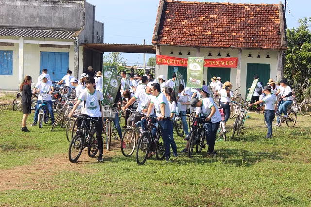 Sau lễ trao học bổng, các doanh nhân có lòng hảo tâm đã cùng nhau đạp xe kêu gọi bảo vệ môi trường