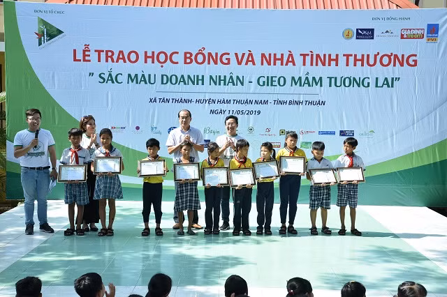 Ban tổ chức trao học bổng cho các em học sinh có hoàn cảnh khó khăn, vượt khó học giỏi.