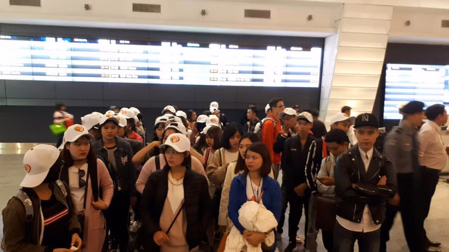 Các bạn sinh viên Đại học Hà Tĩnh tại sân bay