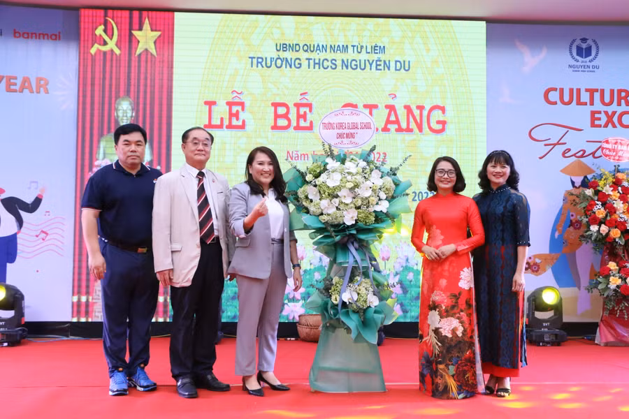 Đại diện Trường Quốc tế Hàn Quốc chúc mừng lễ bế giảng tại Trường THCS Nguyễn Du.