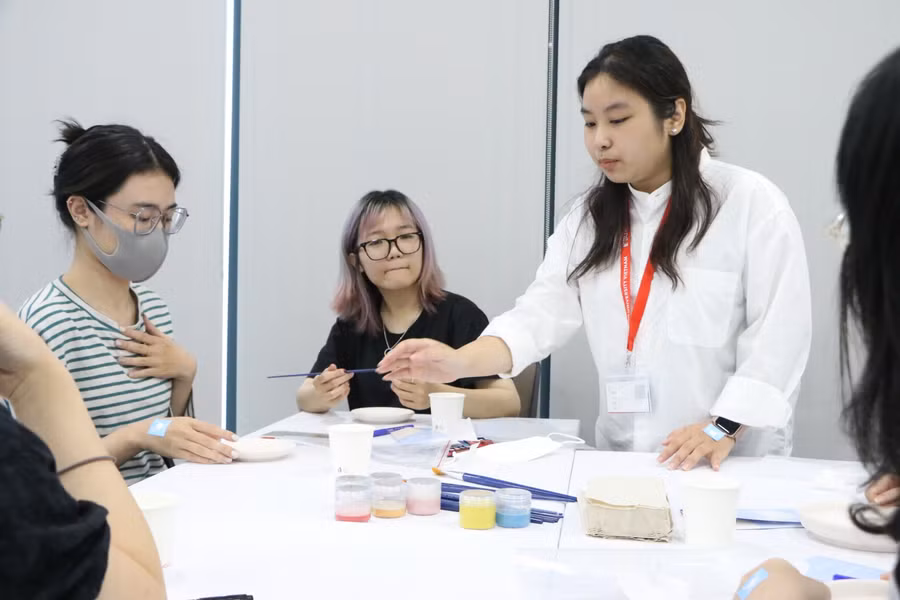 Ban tổ chức hướng dẫn các bạn sinh viên những lưu ý khi vẽ tranh lên đĩa gốm.
