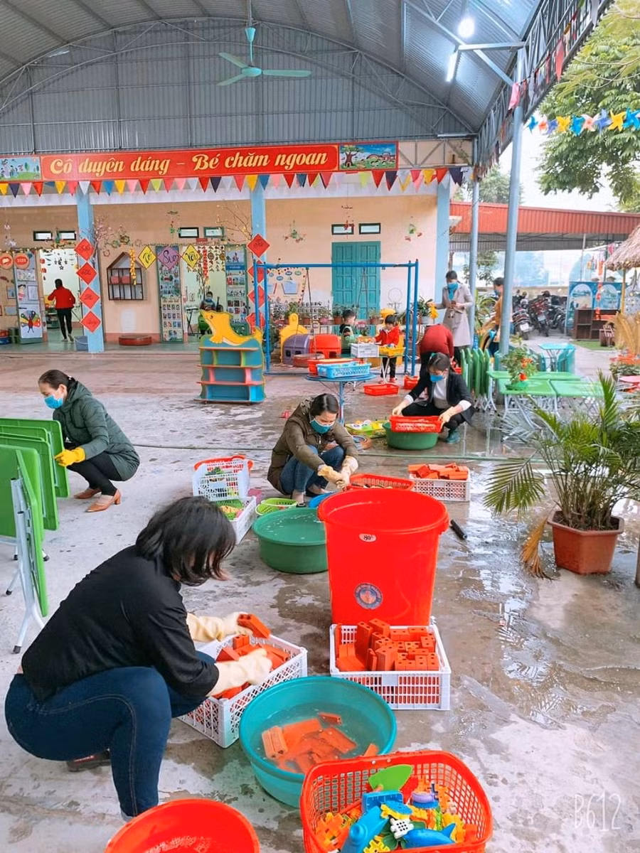 Các cô giáo trường MN đang vệ sinh đồ dùng, thiết bị dạy học Các cô giáo trường MN đang vệ sinh đồ dùng, thiết bị dạy học
