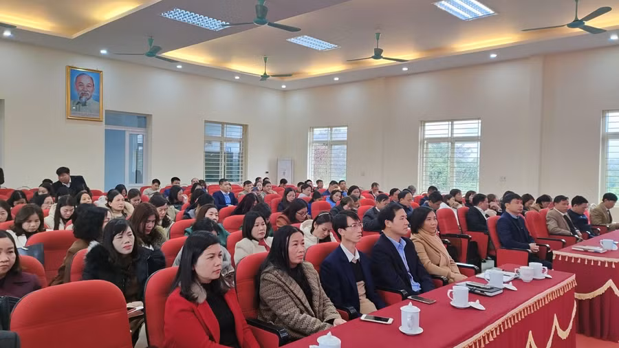 Các đại biểu lắng nghe phát biểu chỉ đạo từ lãnh đạo ngành Giáo dục huyện Ba Vì về một số nhiệm vụ trọng tâm trong thời gian tới.