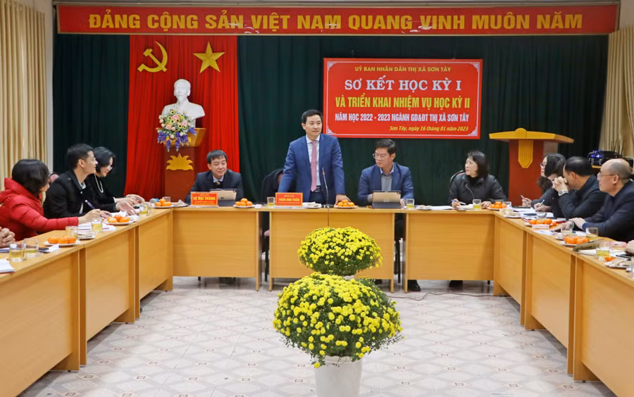 Ông Trần Anh Tuấn - Thành ủy viên, Bí thư Thị ủy Sơn Tây phát biểu tại hội nghị Sơ kết học kỳ 1 năm học 2022-2023 ngành Giáo dục Thị xã Sơn Tây.