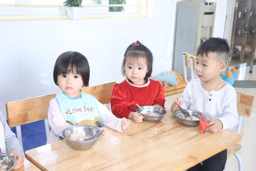Trẻ trong giờ ăn trưa tại Trường Mầm non Thanh Mỹ, thị xã Sơn Tây.