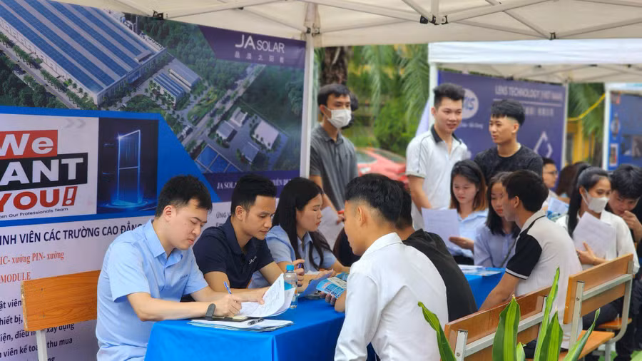 Sinh viên trường Đại học Kỹ thuật Công nghiệp tham gia ngày hội tuyển dụng.