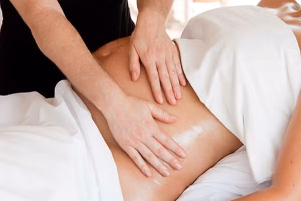 Bà bầu khi đi làm đẹp massage nên cẩn trọng và tránh lạm dụng ảnh hưởng đến sức khỏe mẹ và thai nhi.Ảnh: VT