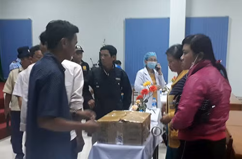 Người thân mang thi thể hai bé sơ sinh đến phản ứng tại Bệnh viện đa khoa tỉnh Vĩnh Long. Ảnh: Vĩnh Nam