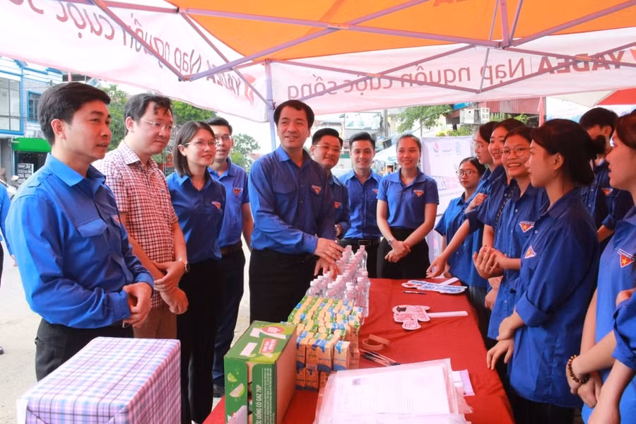 Các đội tình nguyện tiếp sức mùa thi sẽ góp phần làm nên thành công của các kỳ thi. Các đội tình nguyện tiếp sức mùa thi sẽ góp phần làm nên thành công của các kỳ thi.