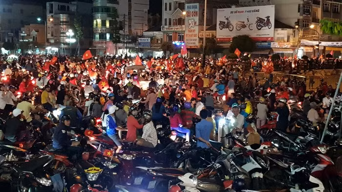 Triệu người xuống đường mừng tuyển Việt Nam vô địch AFF Cup 2018 ảnh 2 Triệu người xuống đường mừng tuyển Việt Nam vô địch AFF Cup 2018 ảnh 2