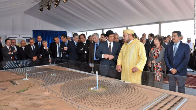  Vua Mohammed VI xem sa bàn mô hình nhà máy liên hợp điện mặt trời Noor. Ảnh: CNN 