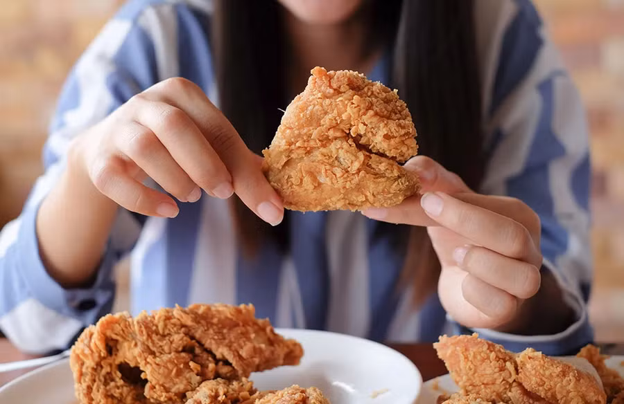 Cho thịt gà là một loại protein linh hoạt và tiện lợi để chế biến, nhưng nếu chế độ ăn uống của bạn không có nhiều loại protein, bạn sẽ mất đi một số chất dinh dưỡng quan trọng. (Ảnh: ITN)