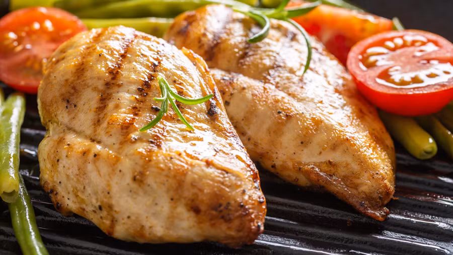 Thịt gà là nguồn protein đa năng và giàu chất dinh dưỡng. (Ảnh: ITN)