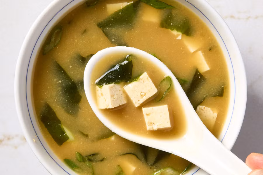 Tương miso được làm từ đậu nành và ngũ cốc lên men. (Ảnh: ITN).